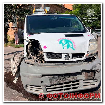 У Кропивницькому внаслідок ДТП на перехресті перекинулася автівка (ФОТО)